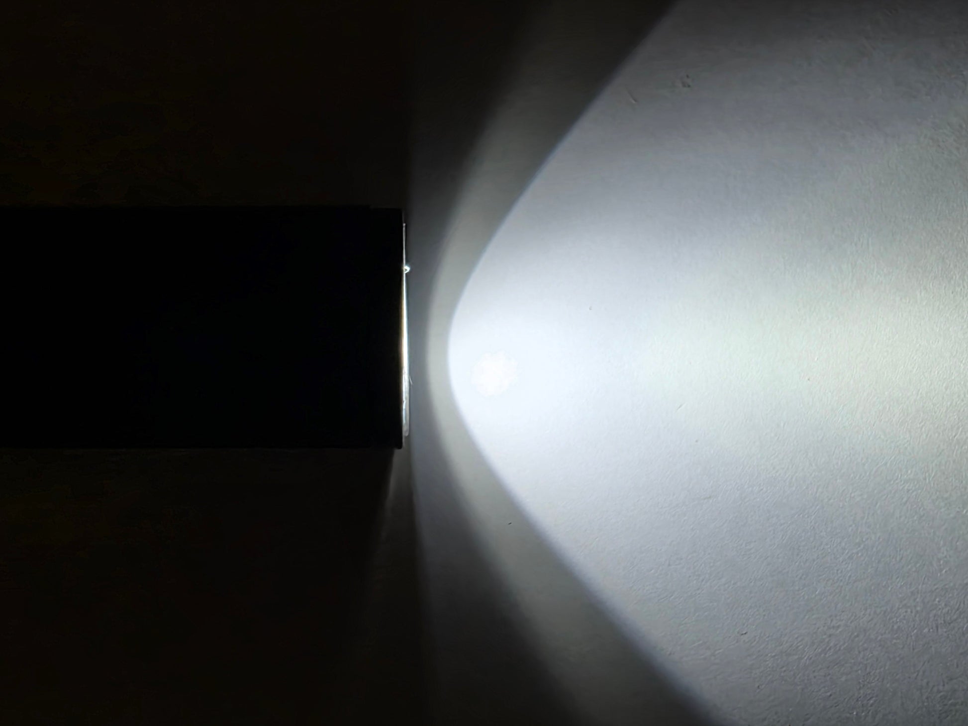 better-viz-1000-lumen-rechargeable-cob-flashlight-with-uv-light Wide Beam