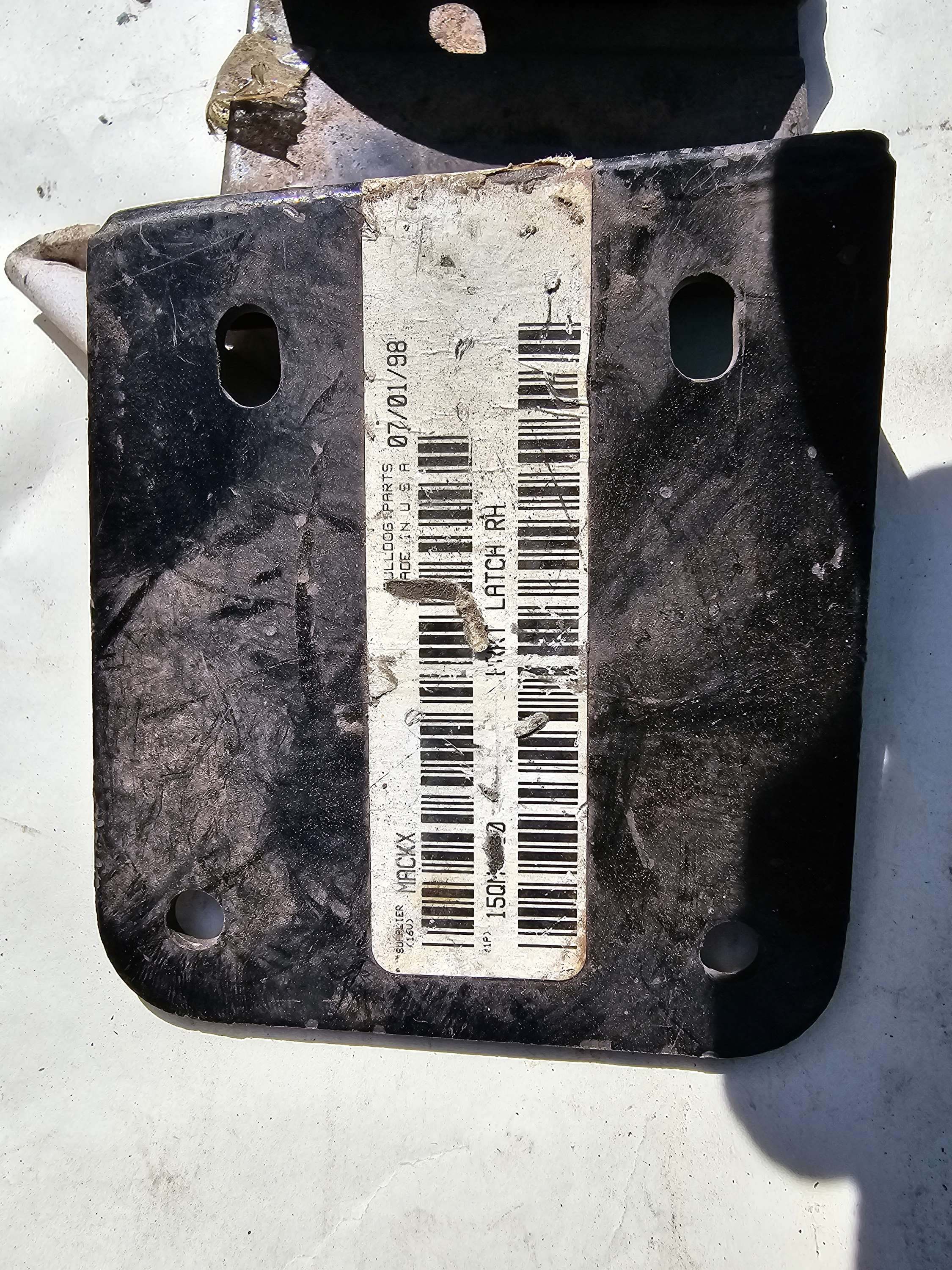 15QM-4100 Bracket Latch RH MACK