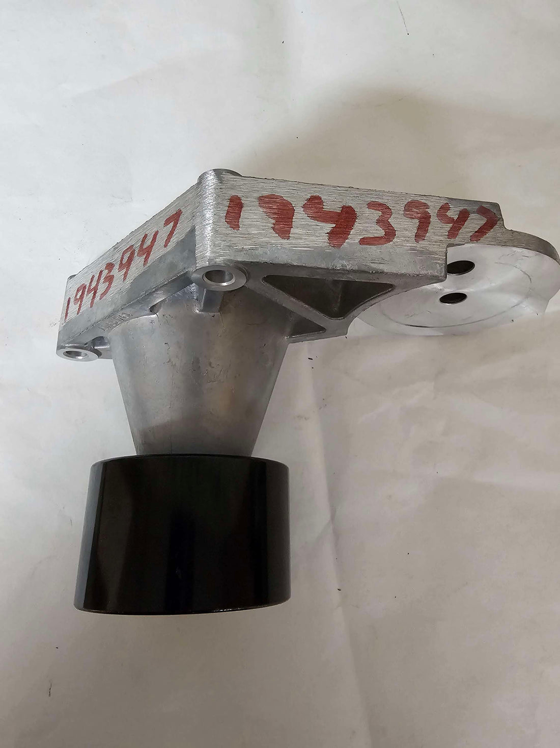 1943947 Pulley Idler Tensioner OEM Paccar