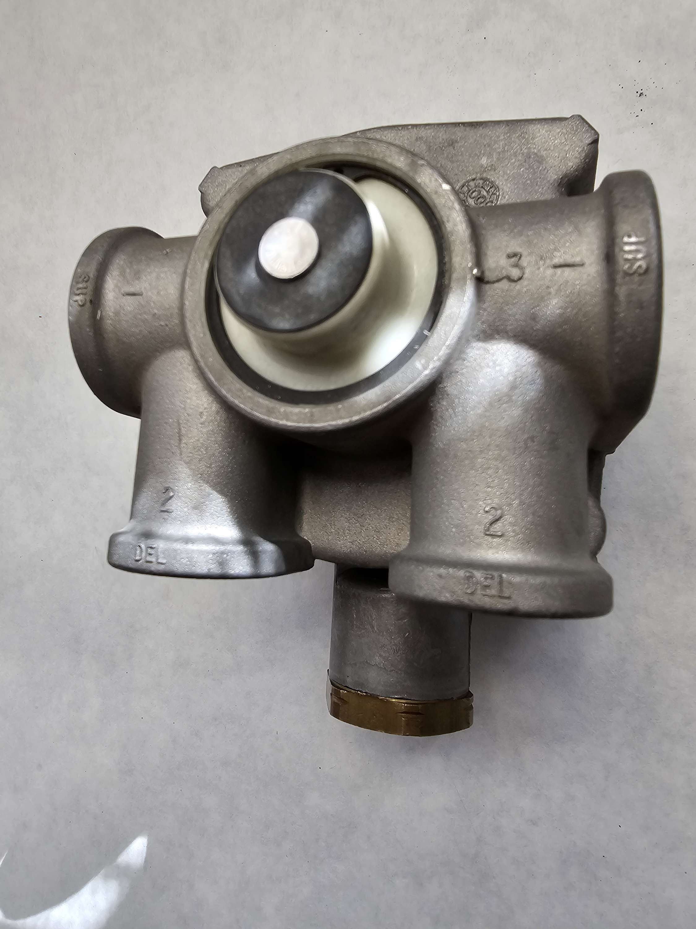 103028 R-14 Relay Valve S-8255A