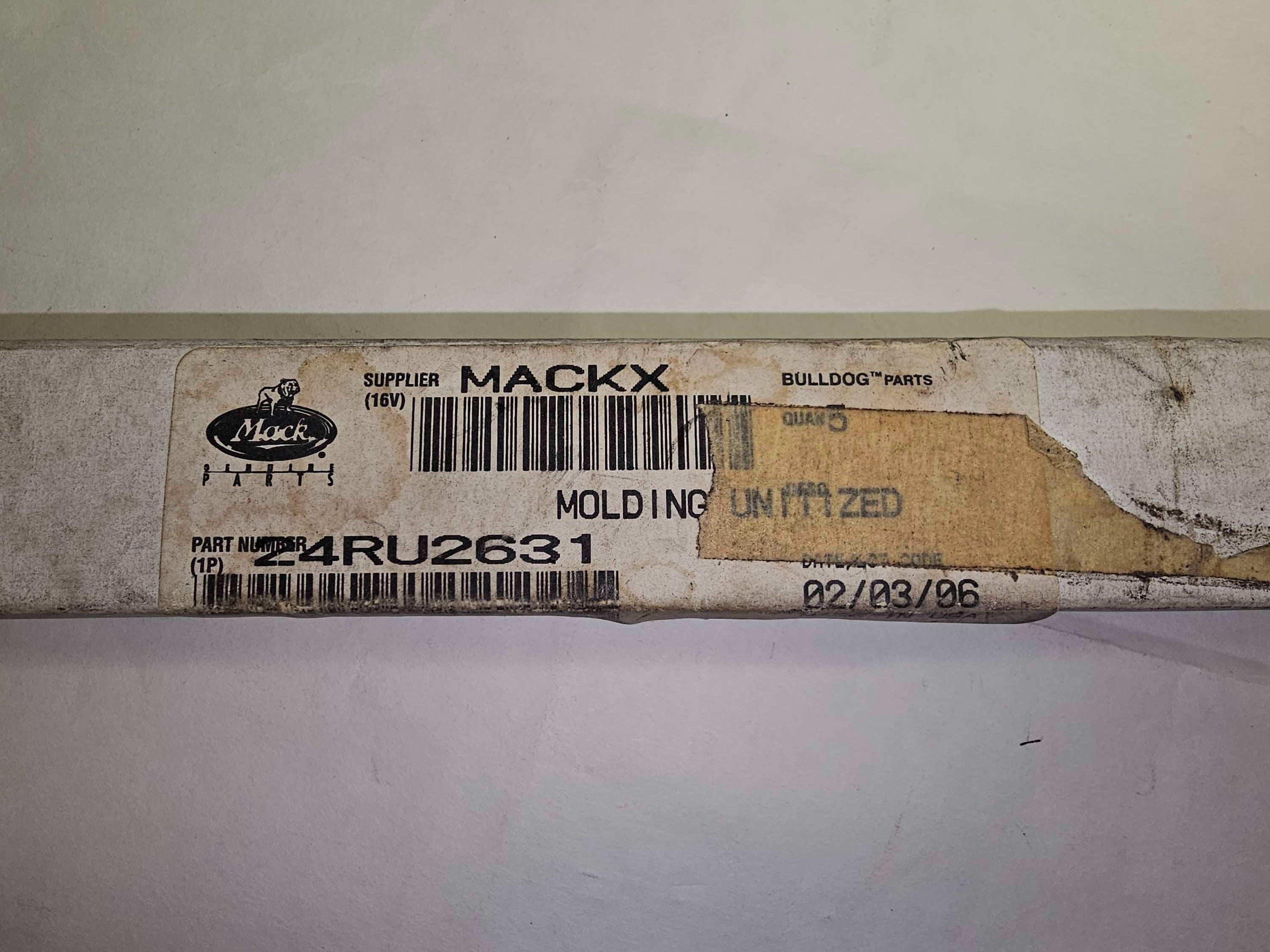 24RU2631 Molding Unitized MACK