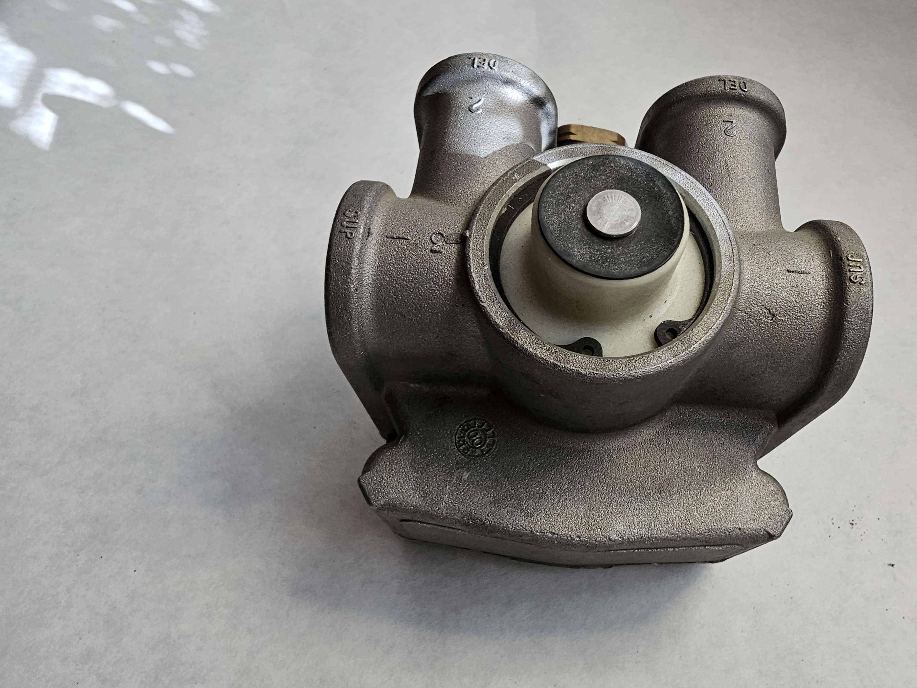103028 R-14 Relay Valve S-8255A