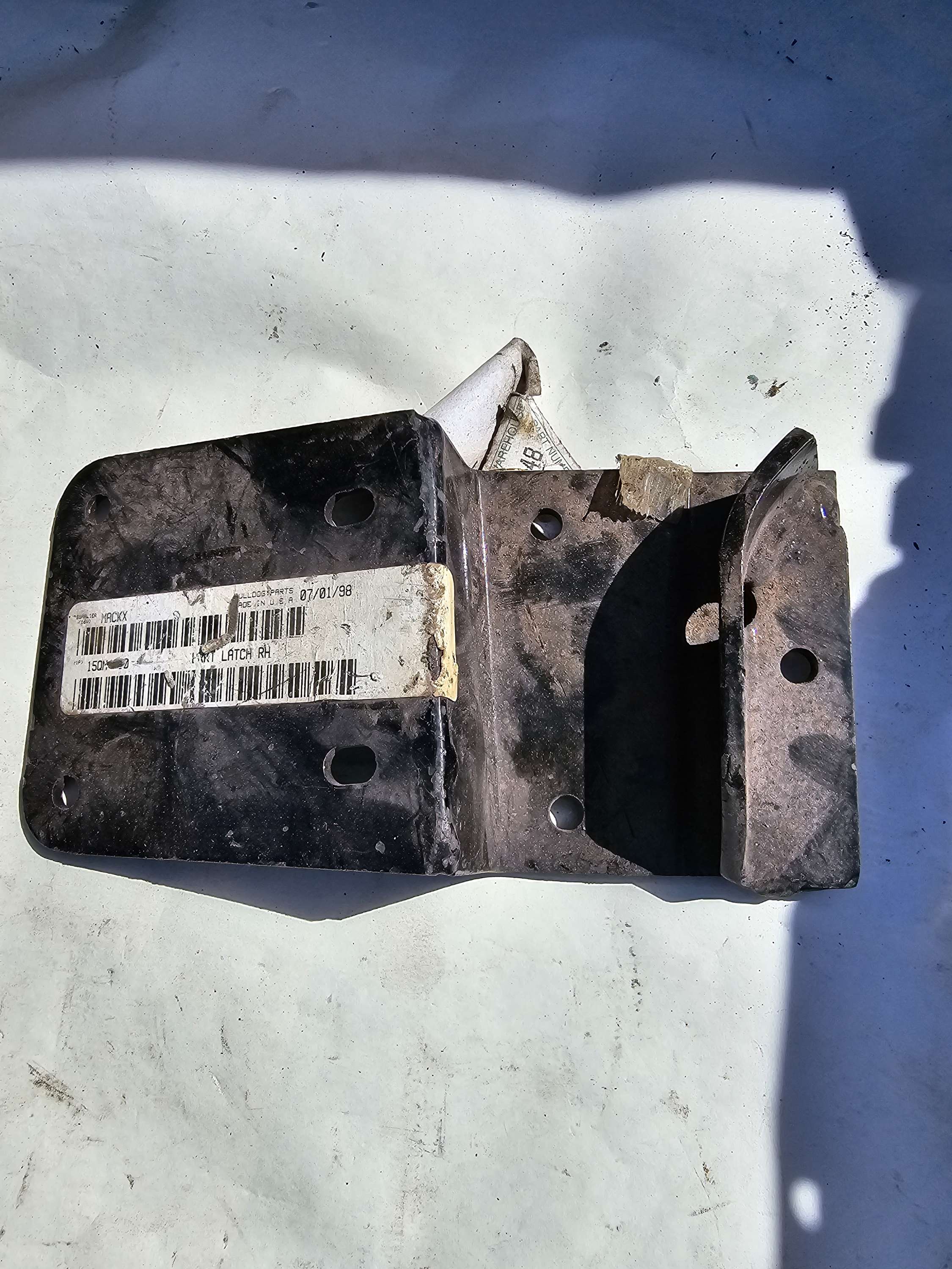 15QM-4100 Bracket Latch RH MACK