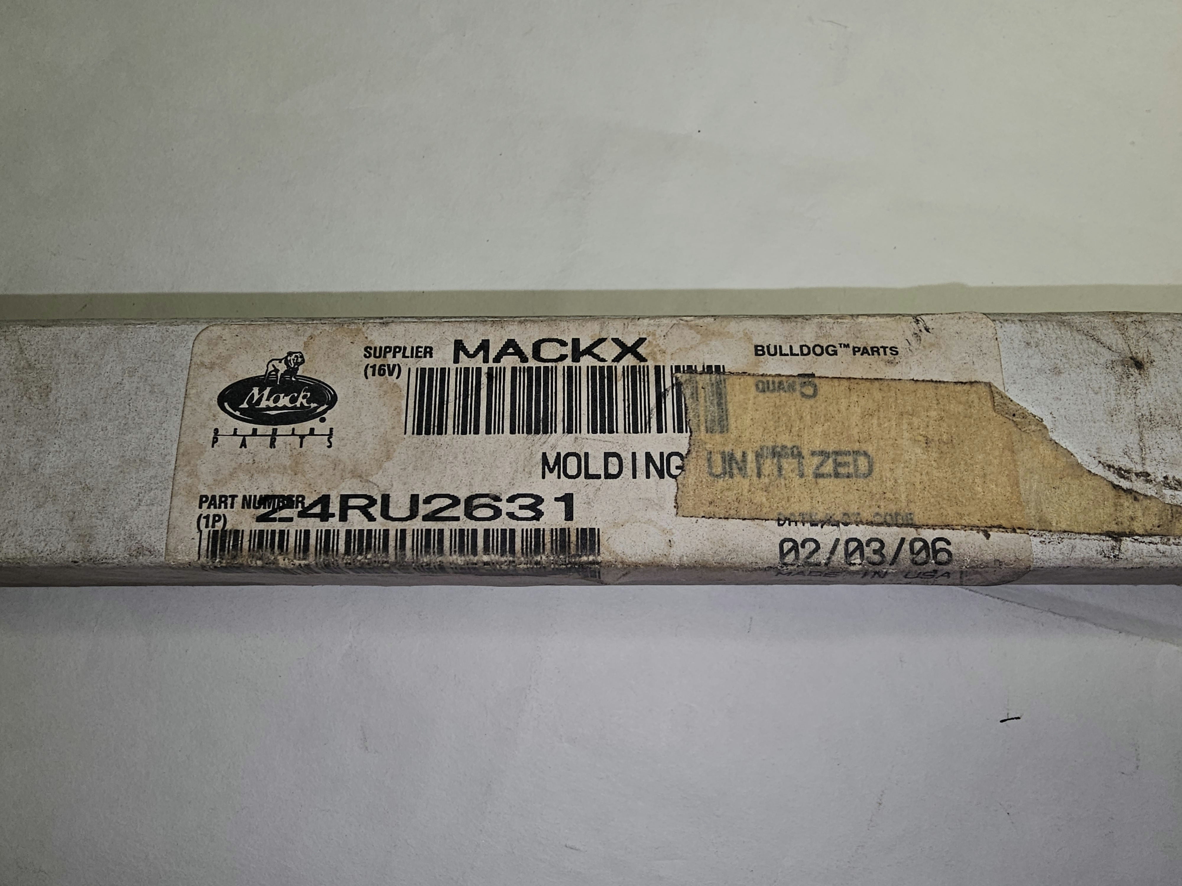 24RU2631 Molding Unitized MACK